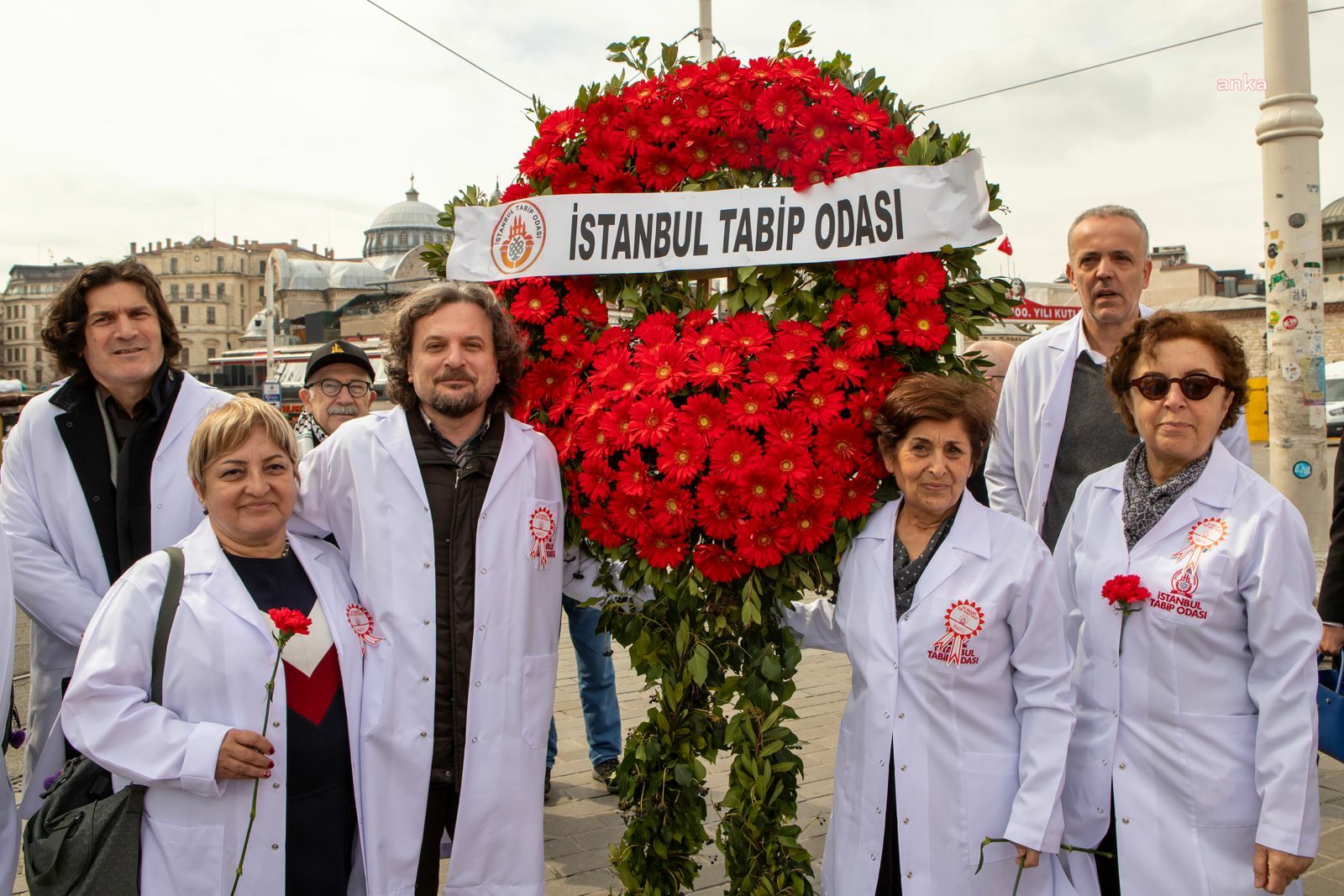 SAĞLIK ÇALIŞANLARI TAKSİM CUMHURİYET ANITI'NA ÇELENK BIRAKTI