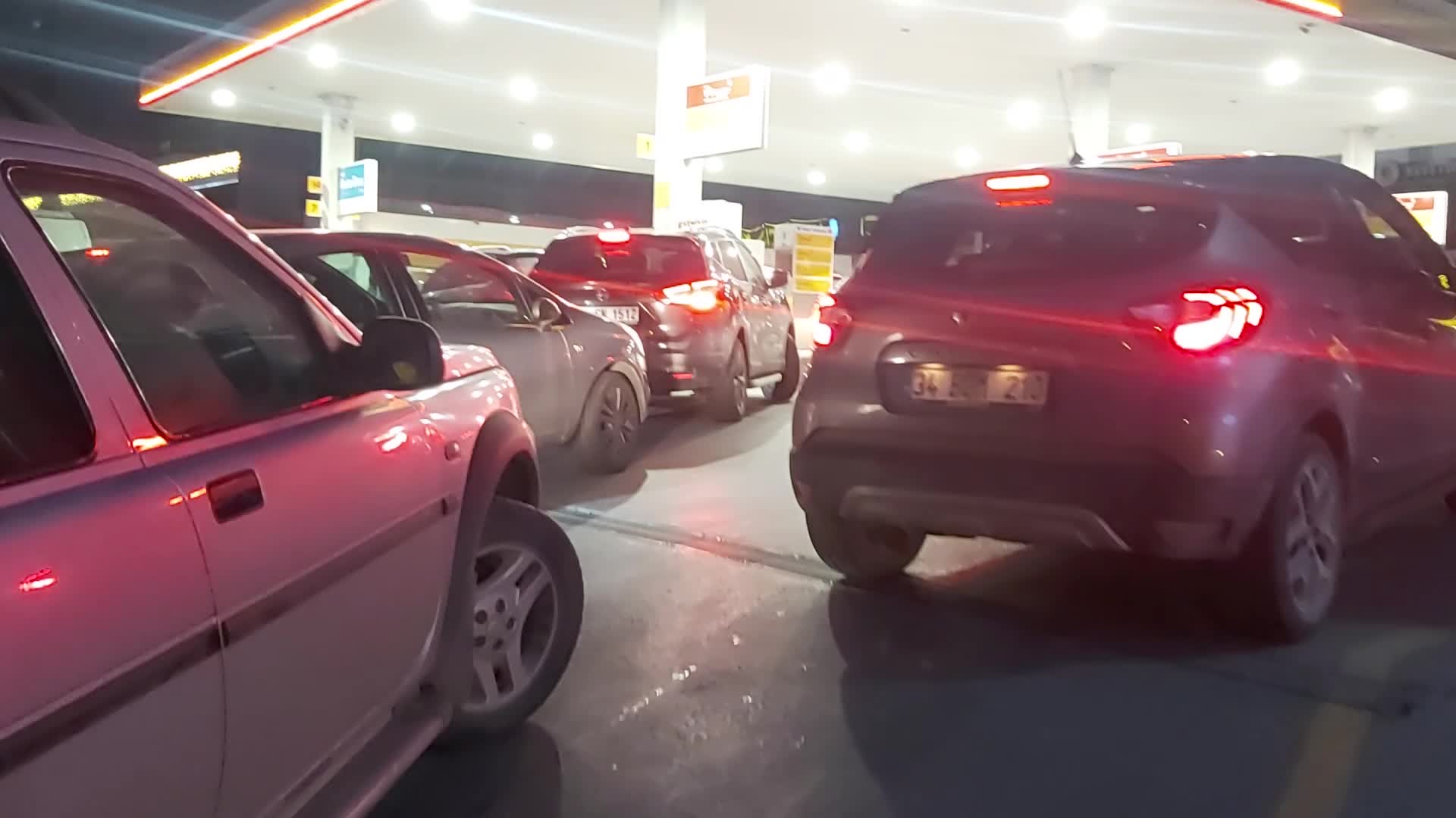 ZAMDAN ÖNCE AKARYAKIT İSTASYONLARINDA KUYRUK OLUŞTU