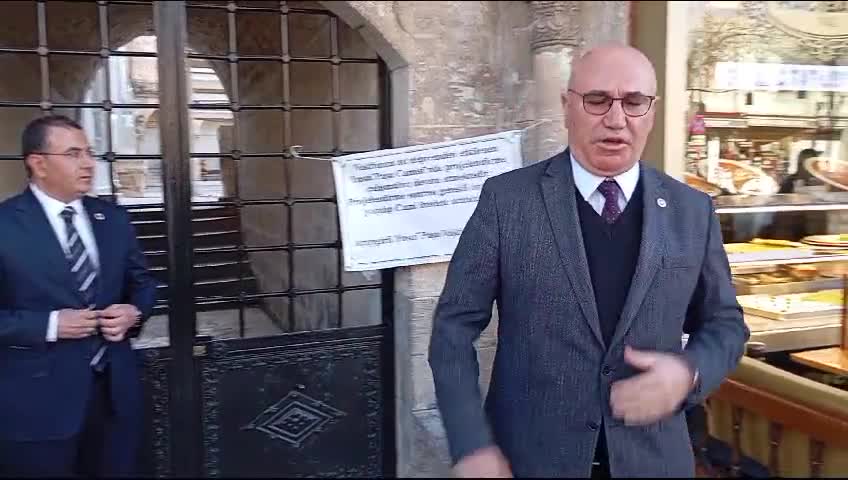 MAHMUT TANAL, ŞANLIURFA’DA DEPREMDE ZARAR GÖRDÜĞÜ İÇİN KAPALI OLAN CAMİ ÖNÜNDEN SESLENDİ: “İSRAFA PARA BULURLAR AMA İBADETHANELERİN ONARIMINA PARA BULAMIYORLAR”