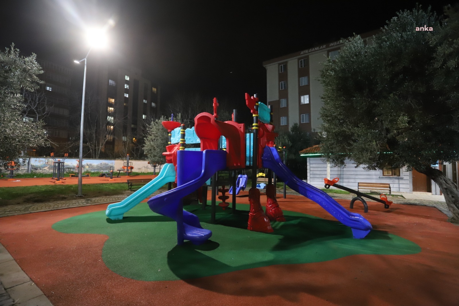 KARTAL BELEDİYESİ'NDEN İLÇEDEKİ PARKLARDA YENİLEME VE AYDINLATMA ÇALIŞMASI