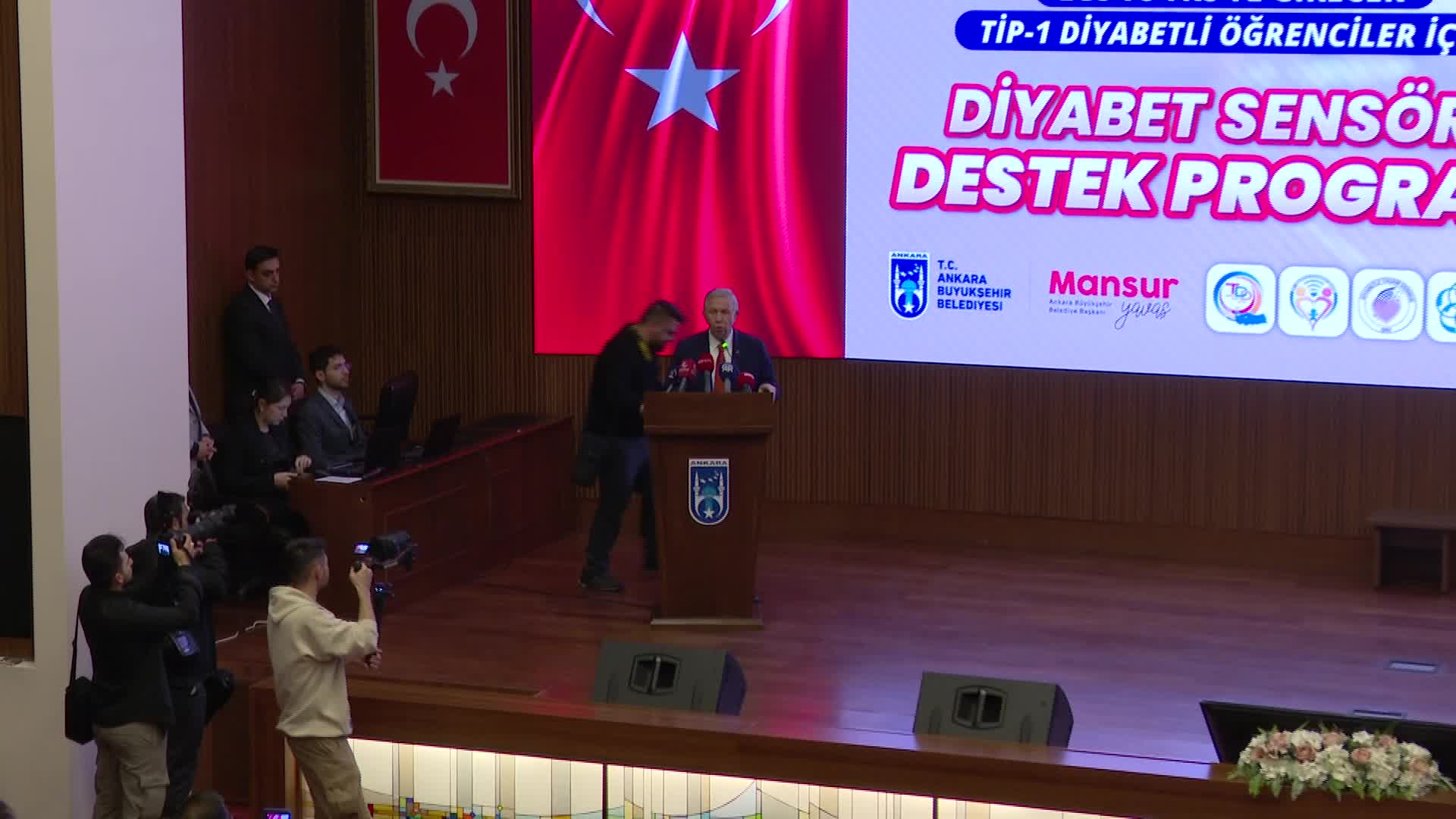 MANSUR YAVAŞ: "ANKARA'DA 2 BİN 500 KADAR DİYABETLİ ÖĞRENCİMİZ VAR. DİĞER YAŞITLARI GİBİ EŞİT, SAĞLIKLI BİR ŞEKİLDE SINAVA GİRMELERİNİ SAĞLAYACAK SENSÖRLERİ DAĞITMIŞ OLUYORUZ"