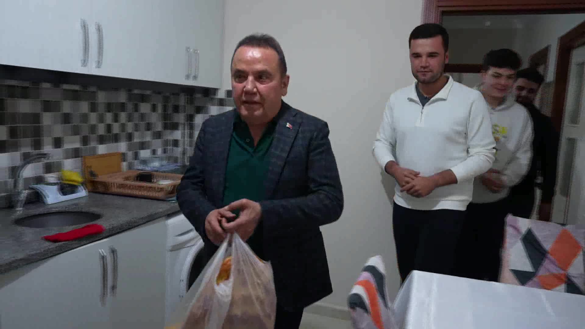 MUHİTTİN BÖCEK, SAHURUNU ÖĞRENCİLERLE YAPTI
