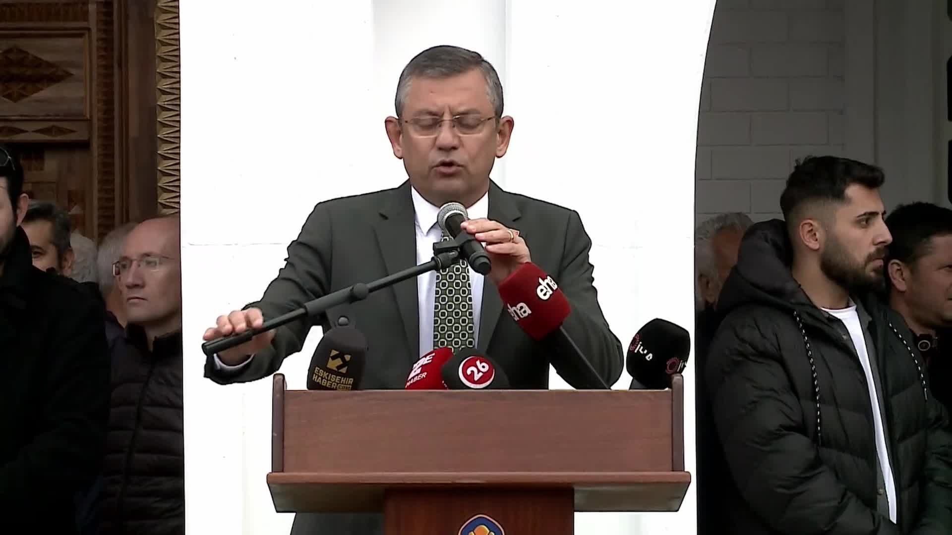 ÖZGÜR ÖZEL ESKİŞEHİR’DE: “KUR’AN-I KERİM'İN İLK AYETİYLE YOLA ÇIKAN VE OKUYARAK BİLİMLE, FENLE, İNANCI BİRLİKTE SÜRDÜRENLER BU ÜLKENİN GELİŞİMİNE KATKI KOYACAK OLANLARDIR”