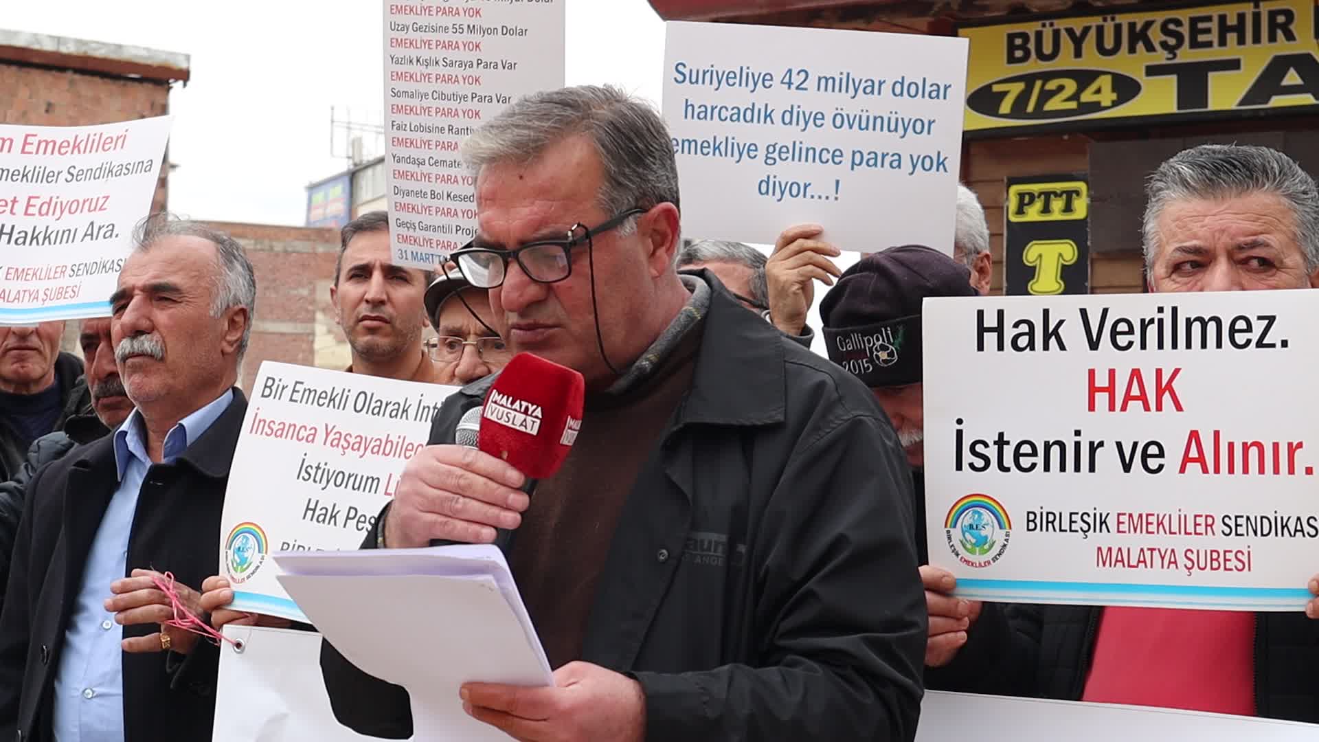 MALATYA'DA BİRLEŞİK EMEKLİLER SENDİKASI ÜYELERİNDEN MAAŞ PROTESTOSU: “AKP, BİZİ EKMEĞE DEĞİL ÇÖPTEKİ PAZARCI ATIĞINA MUHTAÇ ETTİ”