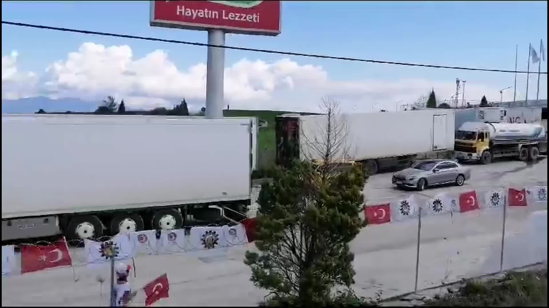 LEZİTA İŞÇİLERİ 10 GÜNDÜR GREVDE... ÖZ GIDA-İŞ ÖRGÜTLENME DAİRE BAŞKANI ŞENGÜN: "BÖLGEDE İŞSİZ VARKEN HİNDİSTAN'DAN İŞÇİ GETİRDİLER"