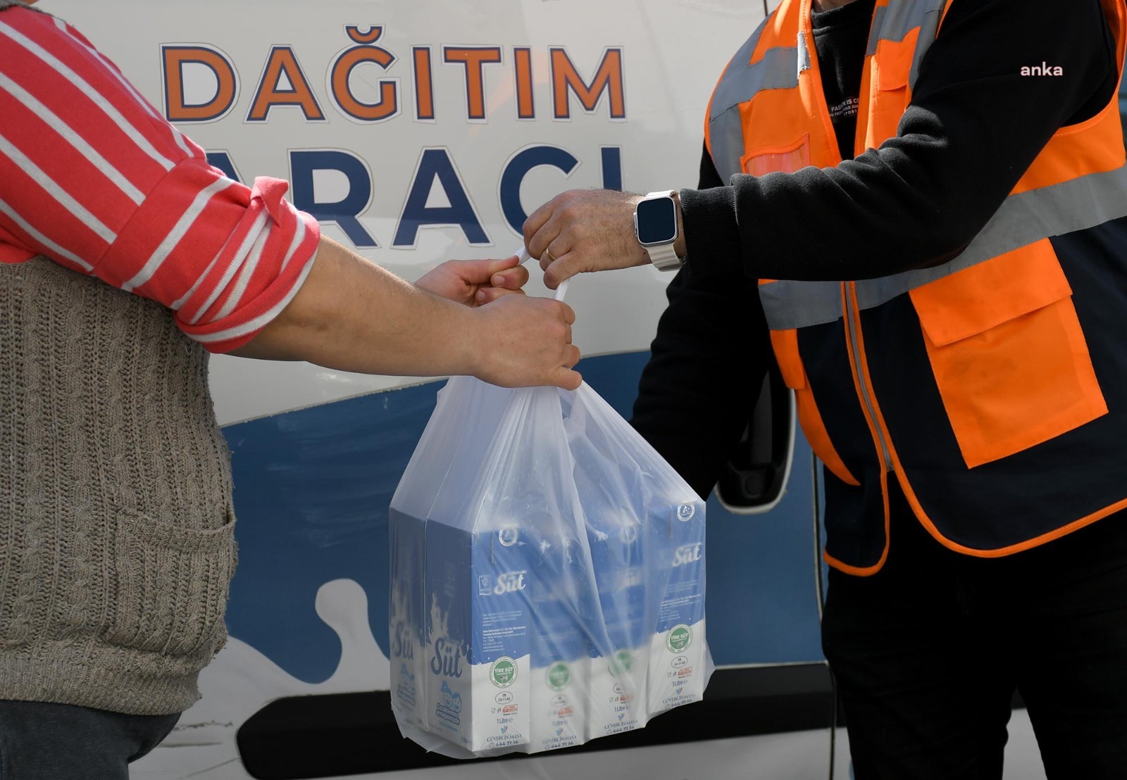 KUŞADASI BELEDİYESİ, 1 YILDA ÇOCUKLARA 112 BİN 664 LİTRE SÜT ULAŞTIRDI