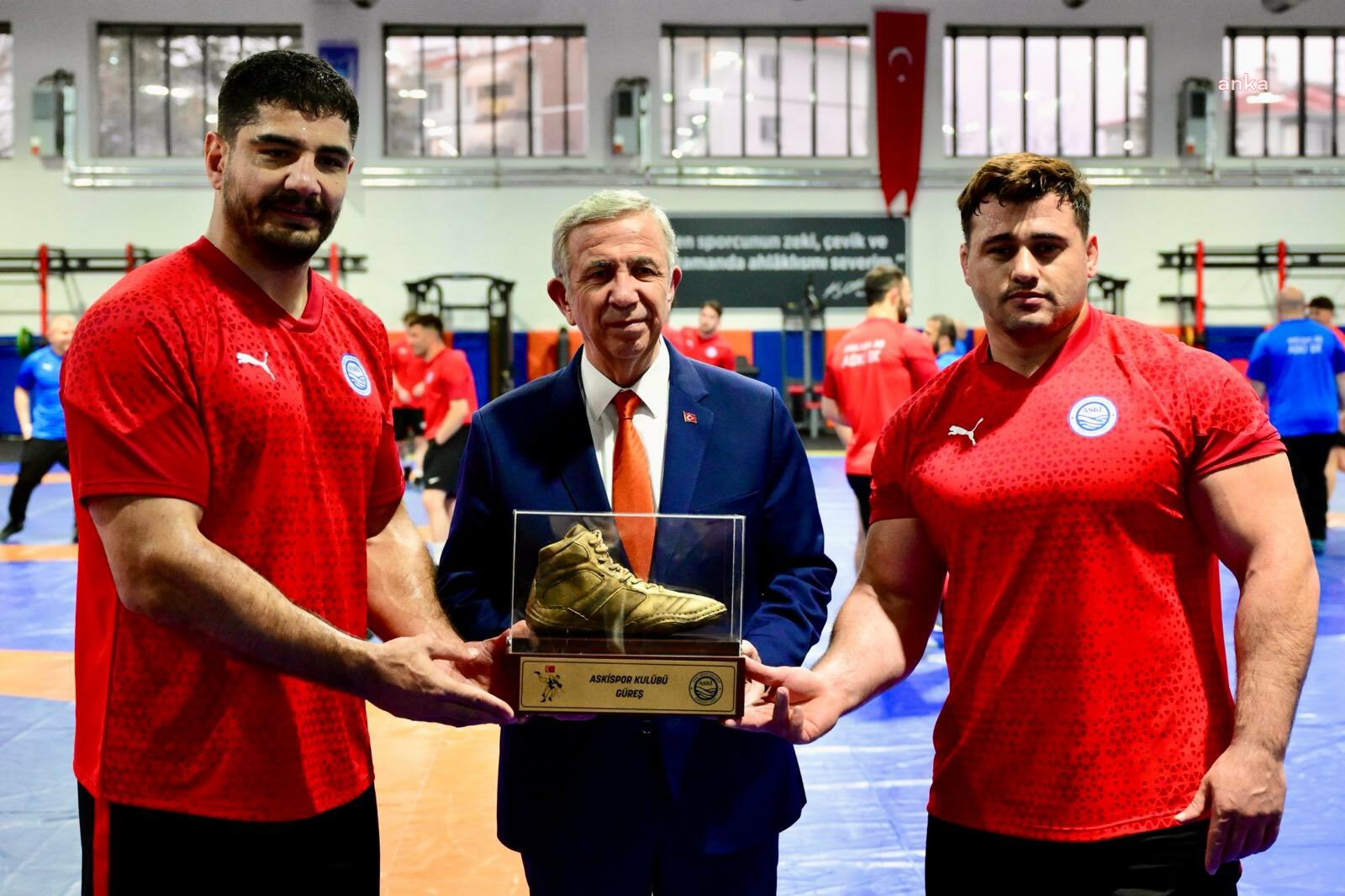 MANSUR YAVAŞ, OLİMPİYATLARA HAZIRLANAN MİLLİ GÜREŞÇİLERİN ANTRENMANINI ZİYARET ETTİ