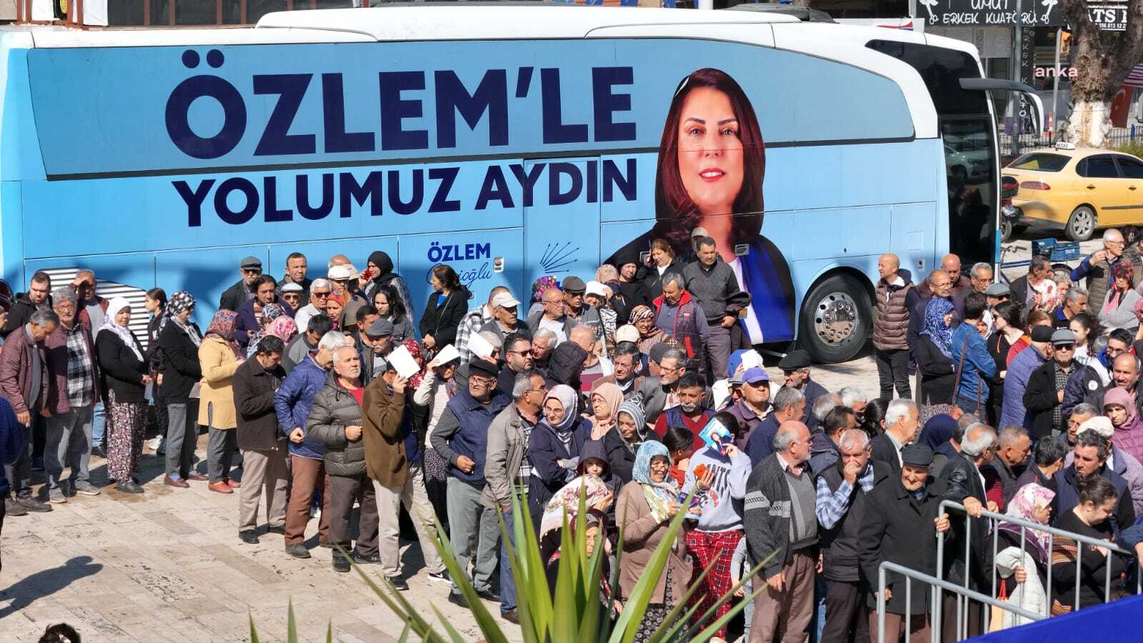 ÖZLEM ÇERÇİOĞLU, İNCİRLİOVA'DA HALKLA BULUŞTU