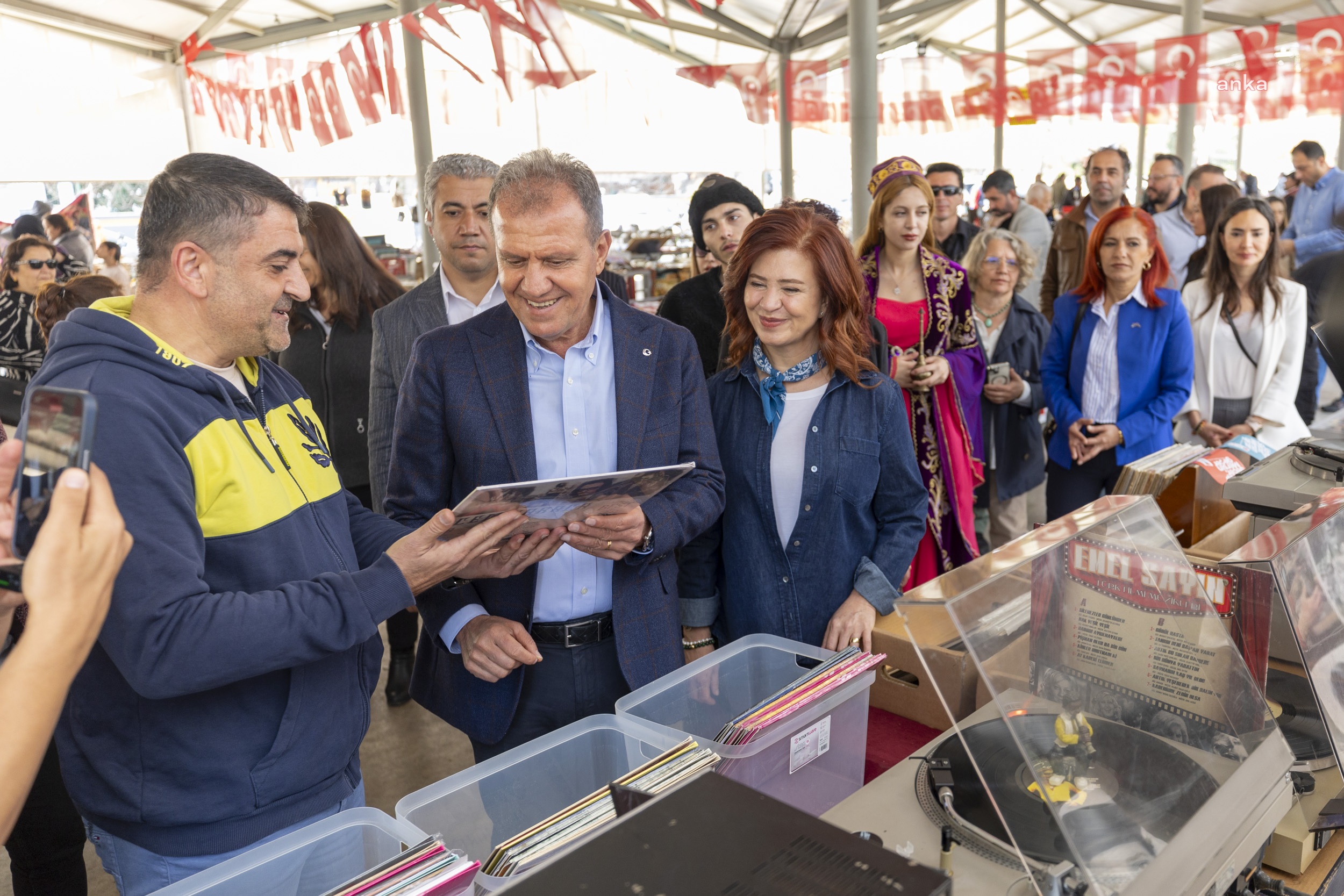 VAHAP SEÇER VE EŞİ, ANTİKA PAZARI’NDA GEÇMİŞE NOSTALJİK BİR YOLCULUK YAPTI