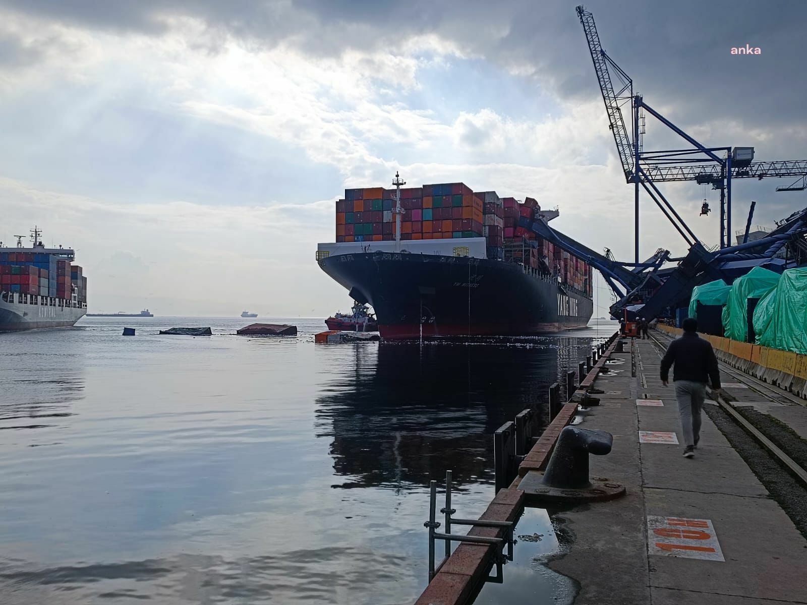 KOCAELİ'DE GEMİ LİMANA ÇARPTI, VİNÇLER DEVRİLDİ: ÖLÜ, YARALI YOK