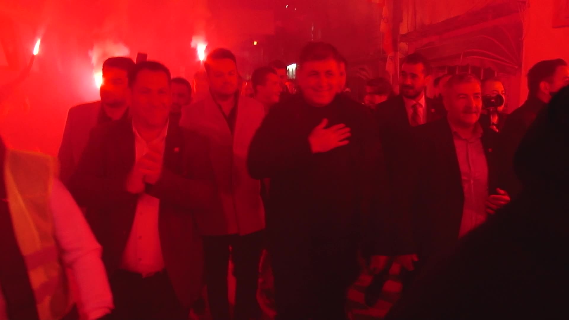 TUGAY, EGE MAHALLESİ SAKİNLERİ İLE SAHUR YAPTI: “EV SAHİPLERİNİN İŞİ HALLOLMUŞ. KİRACILARI DA EV SAHİBİ YAPACAĞIZ"”