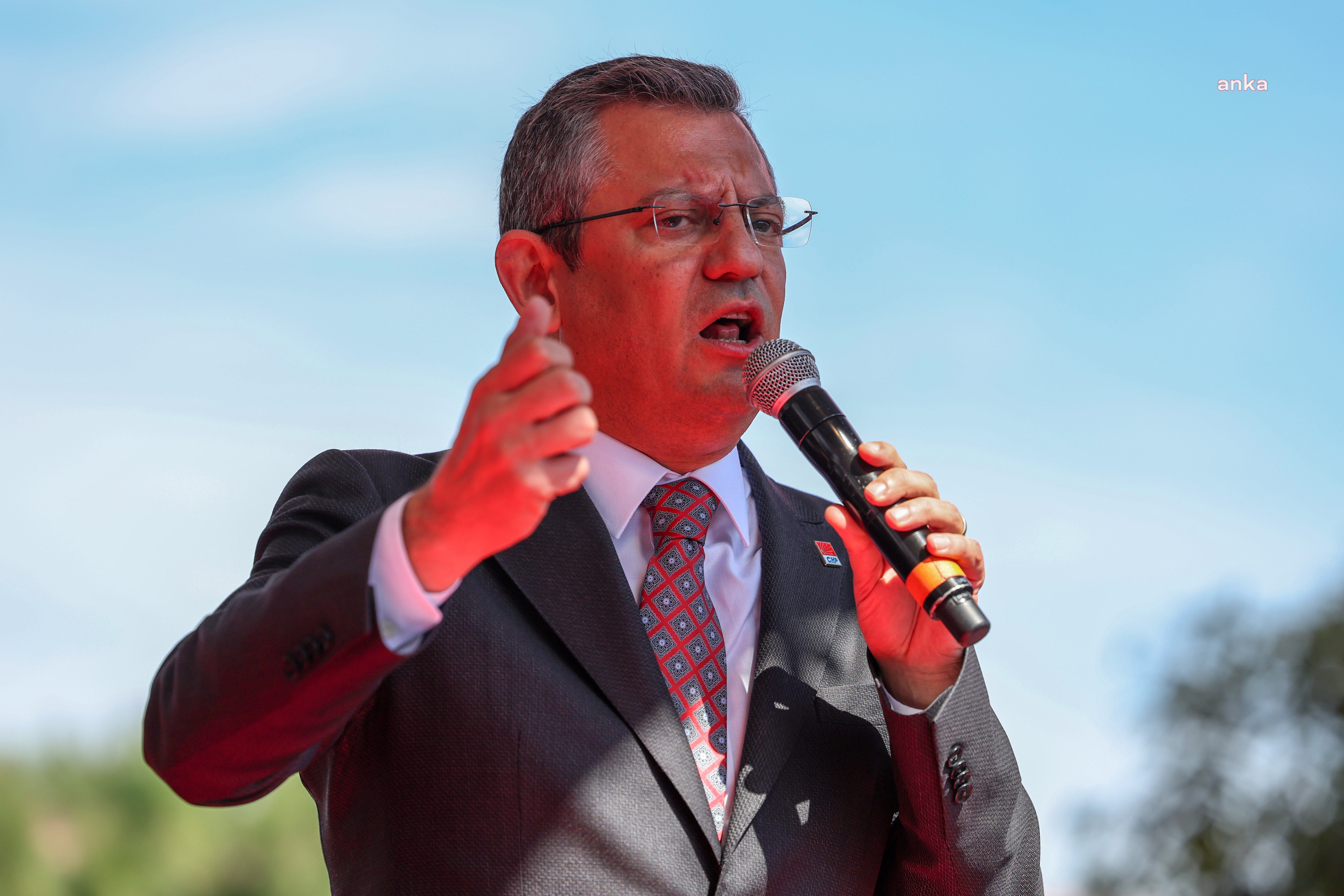 ÖZGÜR ÖZEL CEYHAN'DA: "KADİR HAYDAR’I YARGI OYUNLARIYLA GÖREVİNDEN ALDILAR"