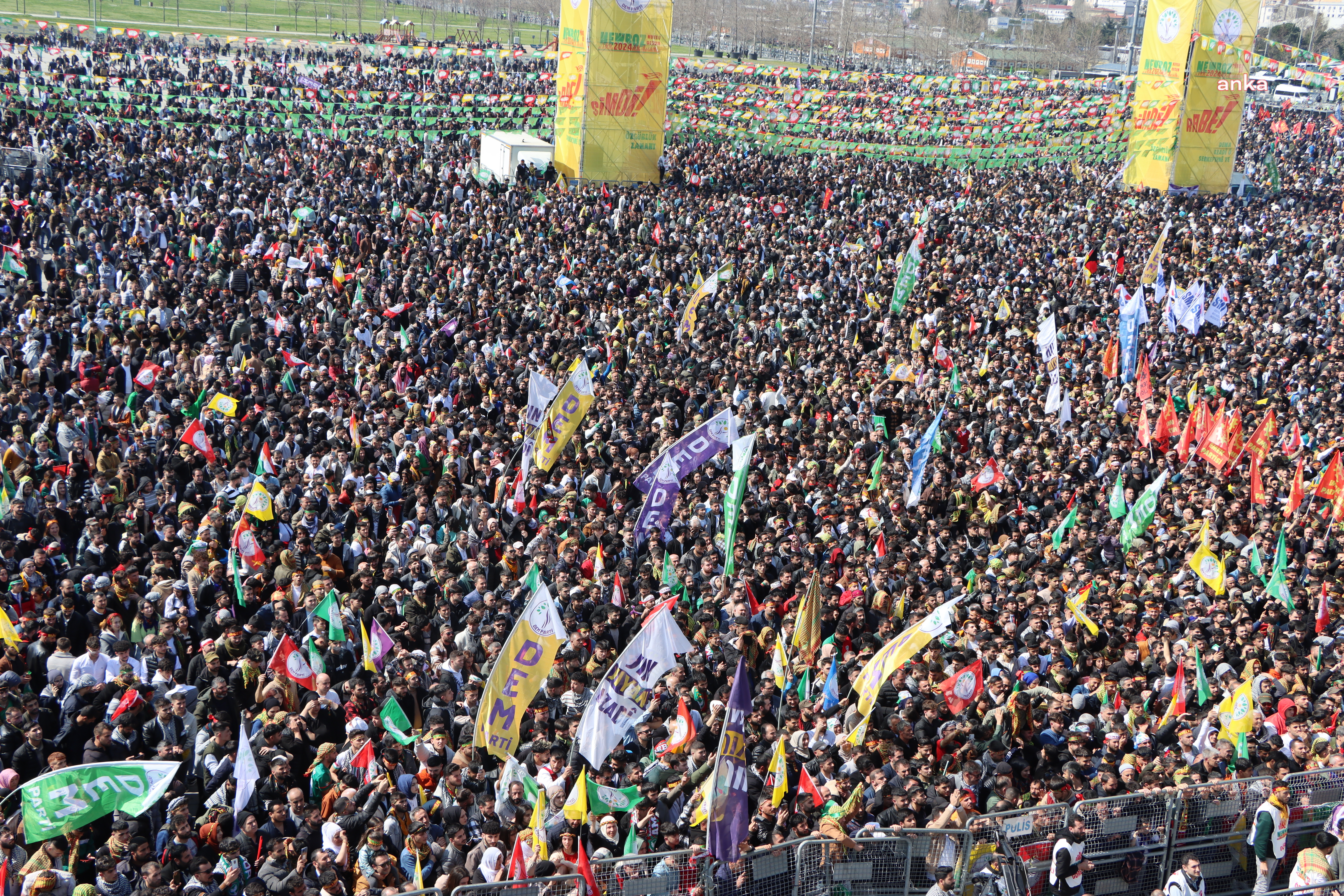 İSTANBUL VALİLİĞİ: NEVRUZ KUTLAMASI SIRASINDA ÖCALAN POSTERİ AÇAN 3 KİŞİ DAHİL 70 KİŞİ GÖZALTINA ALINDI