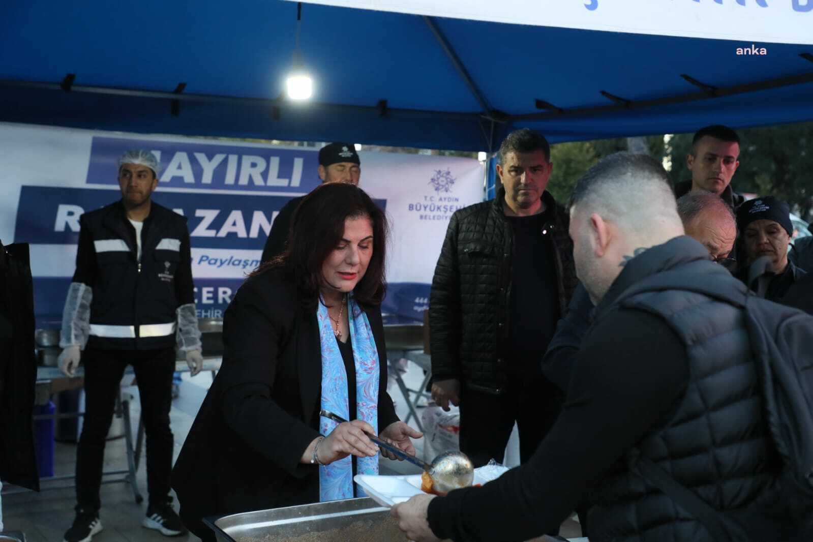 AYDIN BÜYÜKŞEHİR BELEDİYE BAŞKANI ÇERÇİOĞLU, EFELER ATATÜRK MEYDANI’NDA İFTAR PROGRAMINA KATILDI