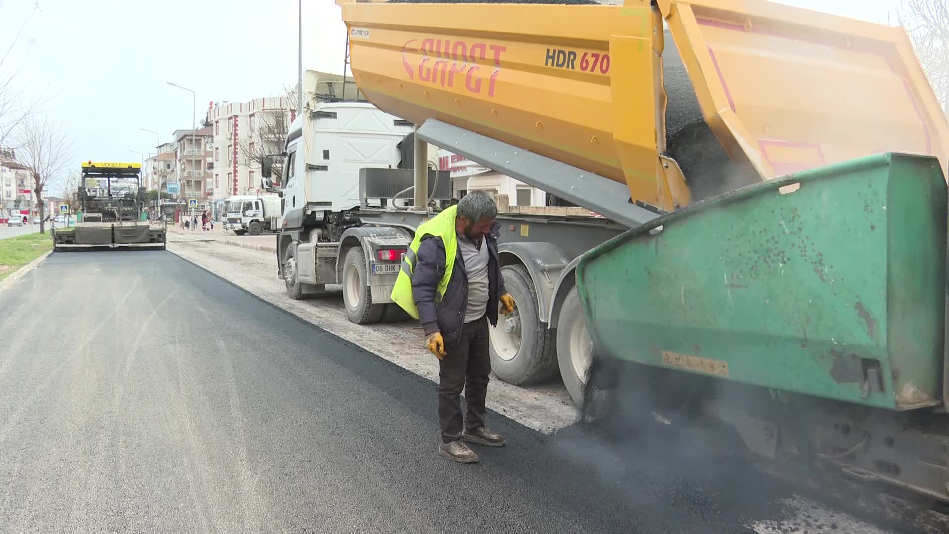 ANTALYA BÜYÜKŞEHİR BELEDİYESİ’NDEN KEPEZ’İN CEYHAN CADDESİ’NE SICAK ASFALT
