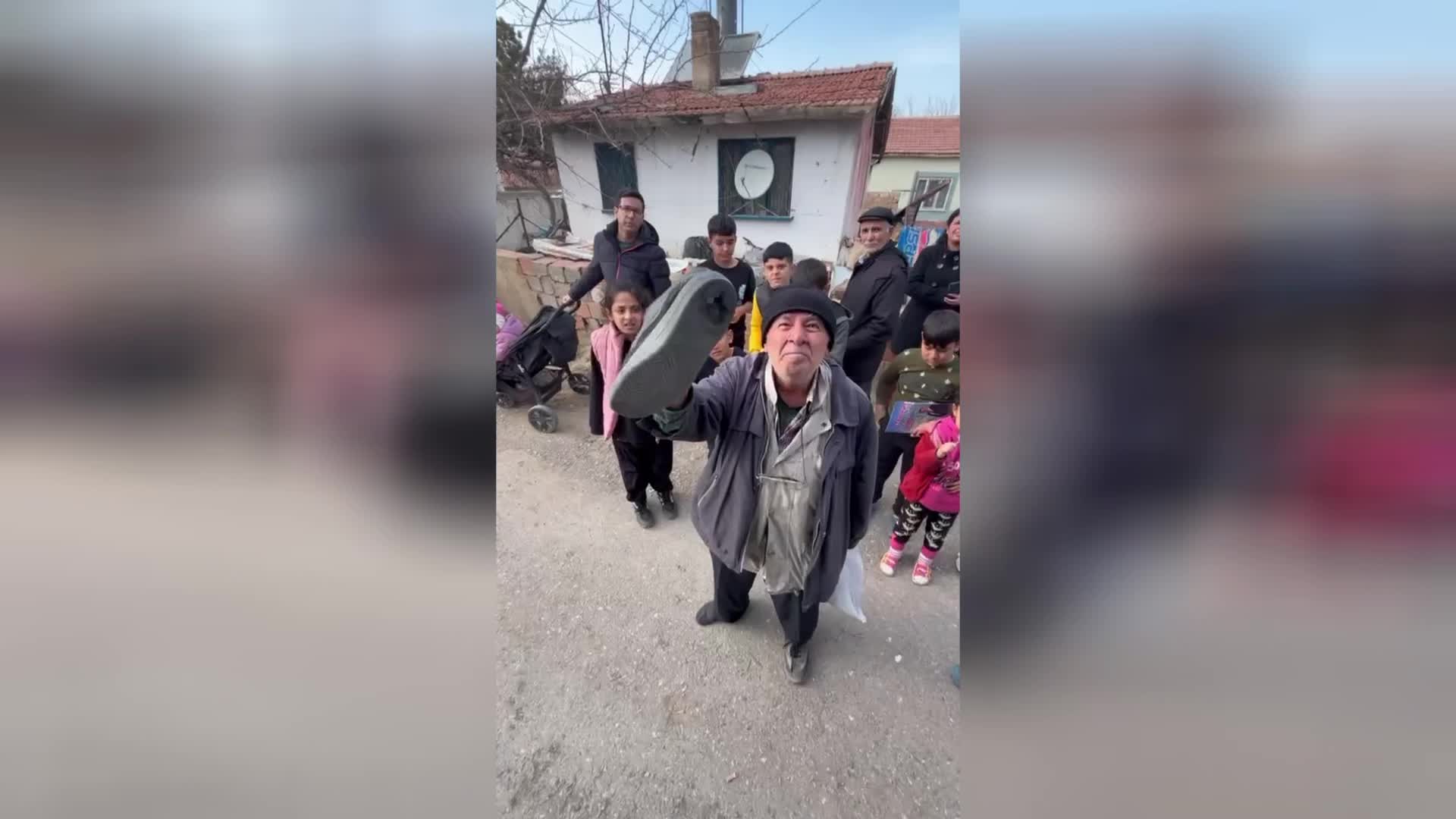 VELİ AĞBABA'YA TABANI DELİK AYAKKABISINI GÖSTEREREK DERT YANAN EMEKLİ: "EMEKLİNİN HALİ... SADAKA GİBİ BİN LİRA İKRAMİYE VERDİLER"