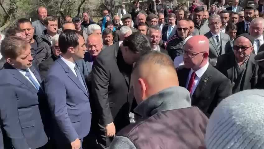 BALIKESİR'DE SEYİT ONBAŞI’NIN ANIT MEZARI BAŞINDAKİ 18 MART ANMASINDA AKP’LİLER CHP’LİLERE SALDIRDI, JANDARMA MÜDAHALE ETTİ