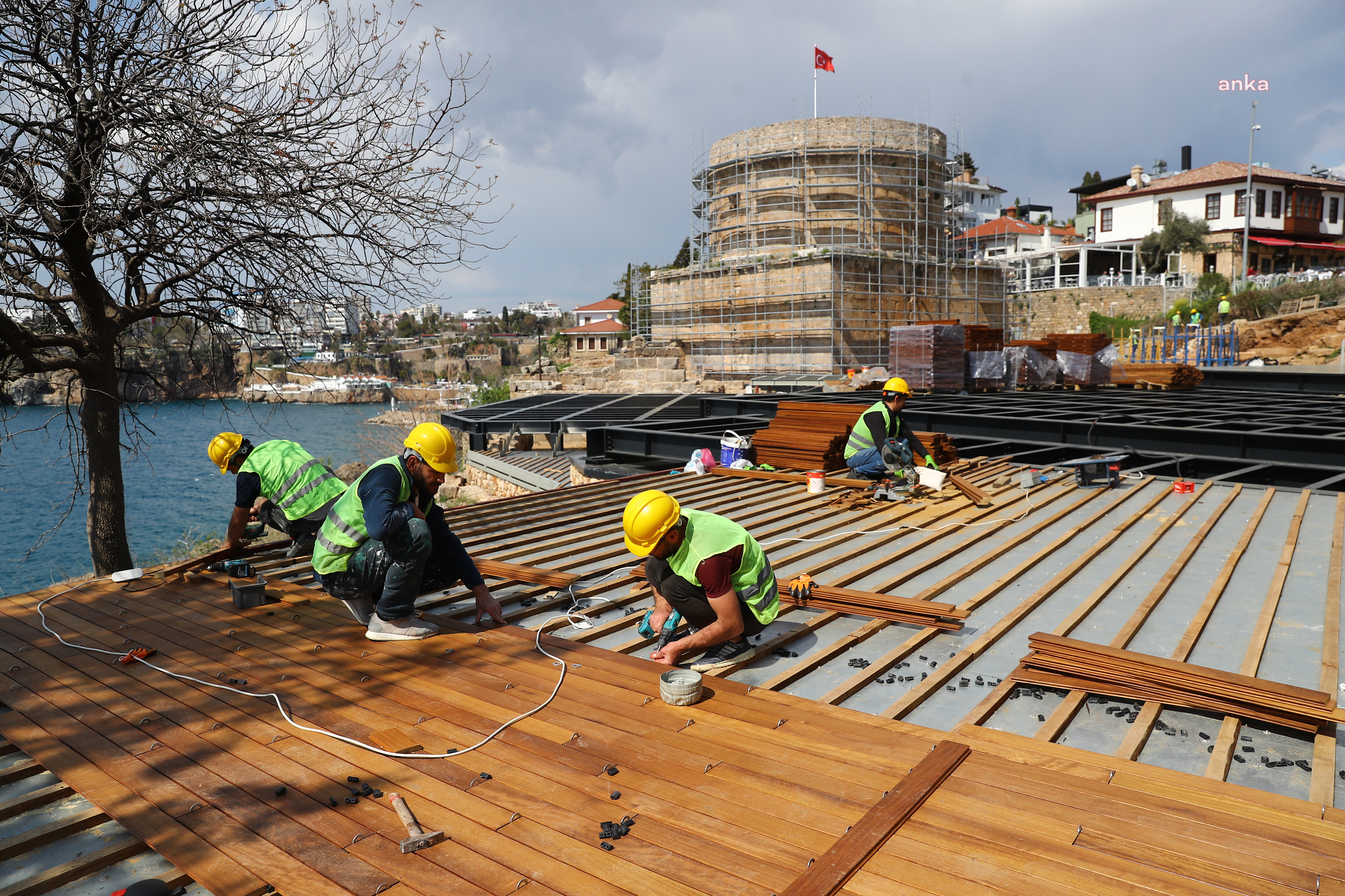 ANTALYA BÜYÜKŞEHİR’İN ‘HIDIRLIK KULESİ ÇEVRESİ ARKEOLOJİK KAZI VE SEYİR TERASI PROJESİ’NDE ÇALIŞMALAR SÜRÜYOR