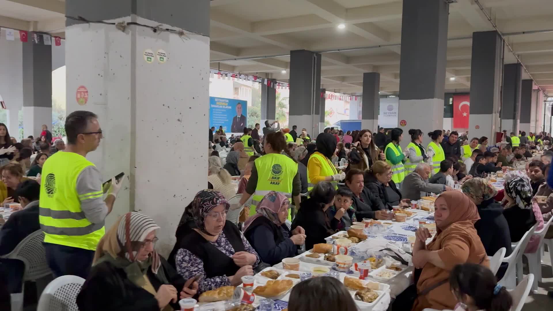 SEYHAN BELEDİYESİ, İLÇE HALKINI İFTAR SOFRALARINDA BULUŞTURUYOR