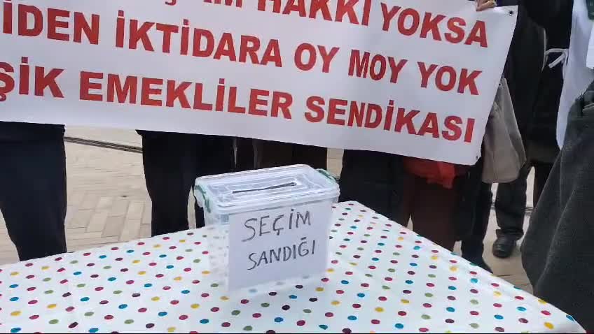 EMEKLİLERDEN İSTANBUL’DA EYLEM... TEMSİLİ SEÇİM SANDIĞINA “EMEKLİYİ SOYANA OY MOY YOK” YAZILI KÂĞITLAR ATTILAR