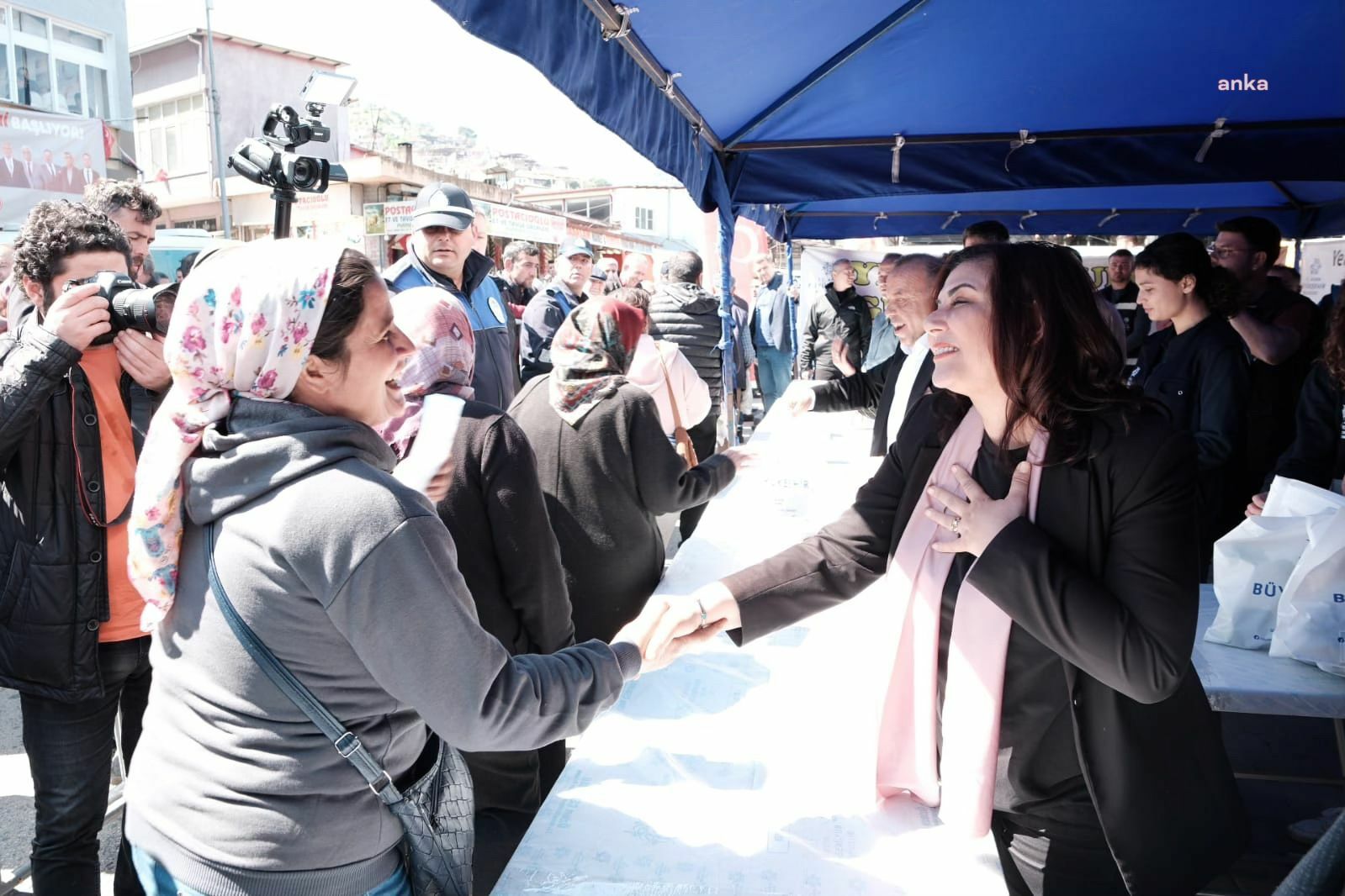 AYDIN BÜYÜKŞEHİR BELEDİYE BAŞKANI ÇERÇİOĞLU, BOZDOĞAN’DA VATANDAŞLARA FİDE DAĞITTI