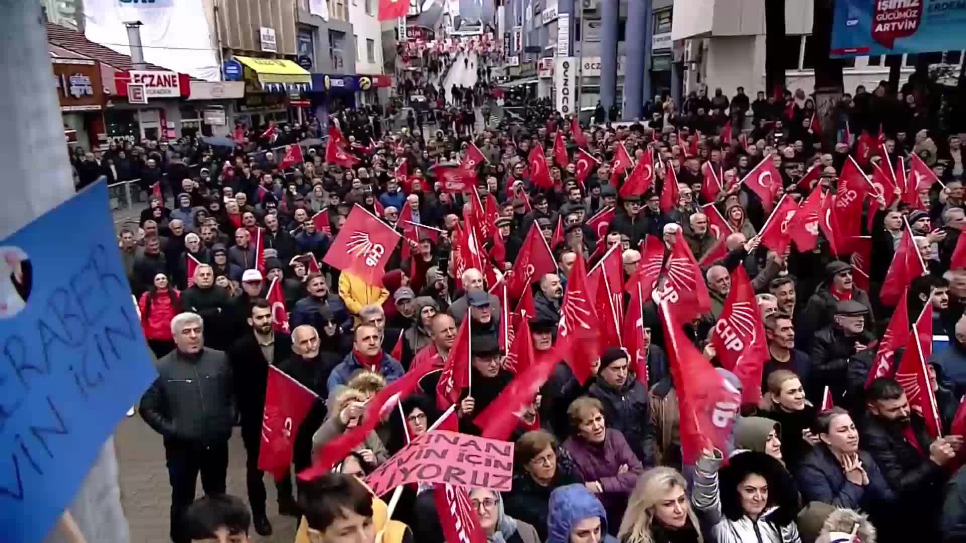 ÖZGÜR ÖZEL: “31 MART’TA YAPACAK BİR ŞEY VAR. SARI KARTI GÖSTERİN. KIRMIZI IŞIĞI YAKIN. ‘BİZİM SESİMİZİ DUYUN YOKSA BİZ YOKUZ’ DEMENİN ZAMANI GELDİ. BUNU DEMEYENLERİN, BUNDAN SONRA KEMERİ BİZLERİN SIKACAĞINDAN ŞÜPHESİ OLMASIN”