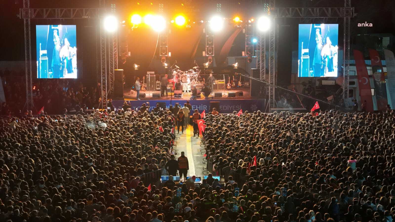AYDIN SÖKE OTOGARI, “DUMAN” KONSERİYLE AÇILDI