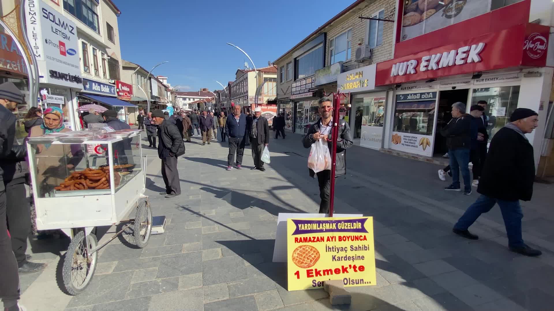 YOZGAT’TA ELBİSE ASKISI  İLE HAYATA GEÇİRİLEN '‘ASKIDA EKMEK'’ UYGULAMASI İLGİ GÖRÜYOR