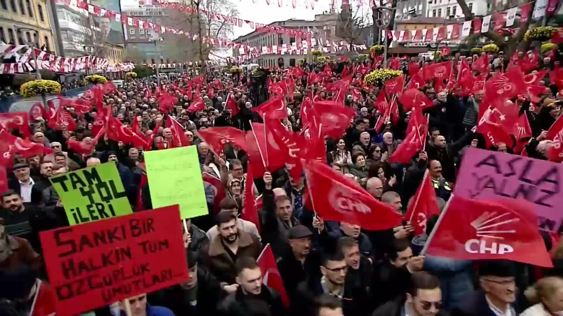 ÖZGÜR ÖZEL  TRABZON’DA... İL BAŞKANI BAK:  SİZİ MUTSUZ EDEN, BU ŞEHRİ GÜLMEKTEN UZAKLAŞTIRANLARA LÜTFEN SARI KART DEĞİL, ARTIK KIRMIZI KART ÇIKARIN
