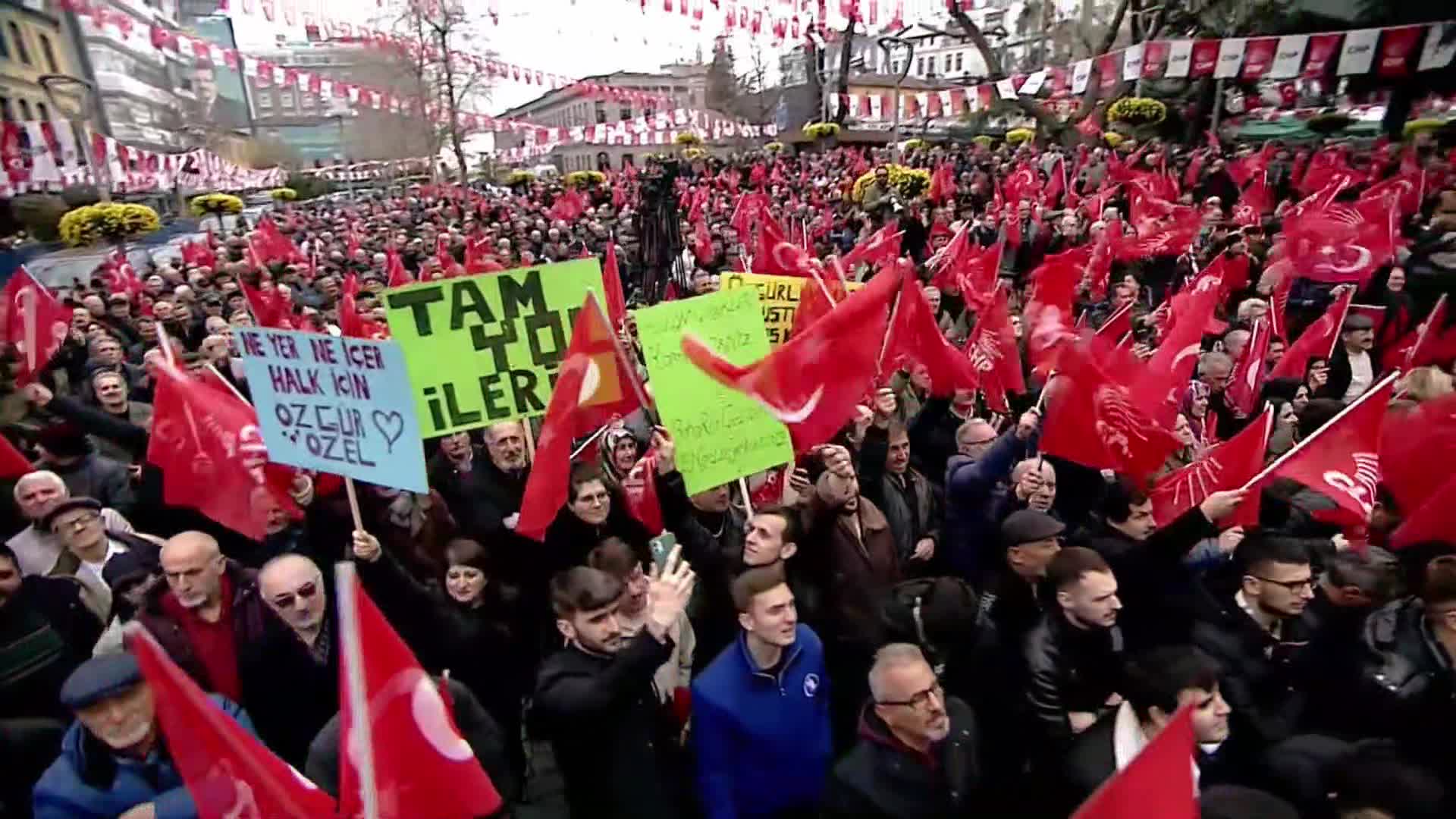 ÖZGÜR ÖZEL, TRABZON'DA: "İFTİRA EDİYORLAR, KÖTÜ SÖZ SÖYLÜYORLAR. AMA BİZ BAŞKA BİR YERDEYİZ. BİZ ÖTEKİLEŞTİRENLERE İNAT KUCAKLAŞTIRIYORUZ"