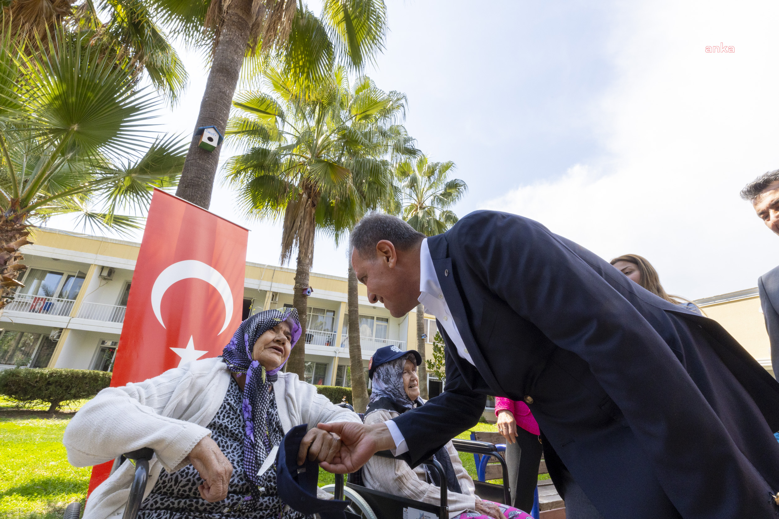 MERSİN BÜYÜKŞEHİR BELEDİYE BAŞKANI SEÇER, YARDIM VE İYİLİK VAKFI HUZUREVİ’Nİ ZİYARET ETTİ