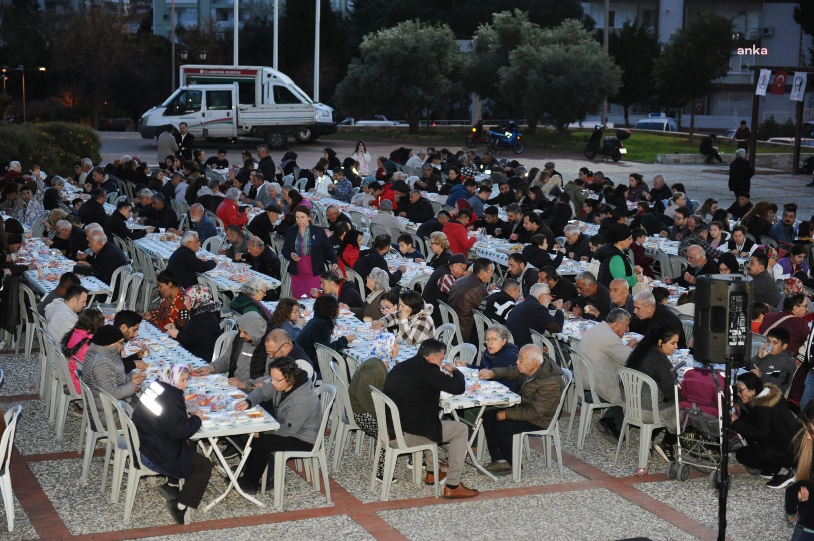 KARŞIYAKA'DA RAMAZAN BEREKETİ İFTAR SOFRALARINA TAŞINDI