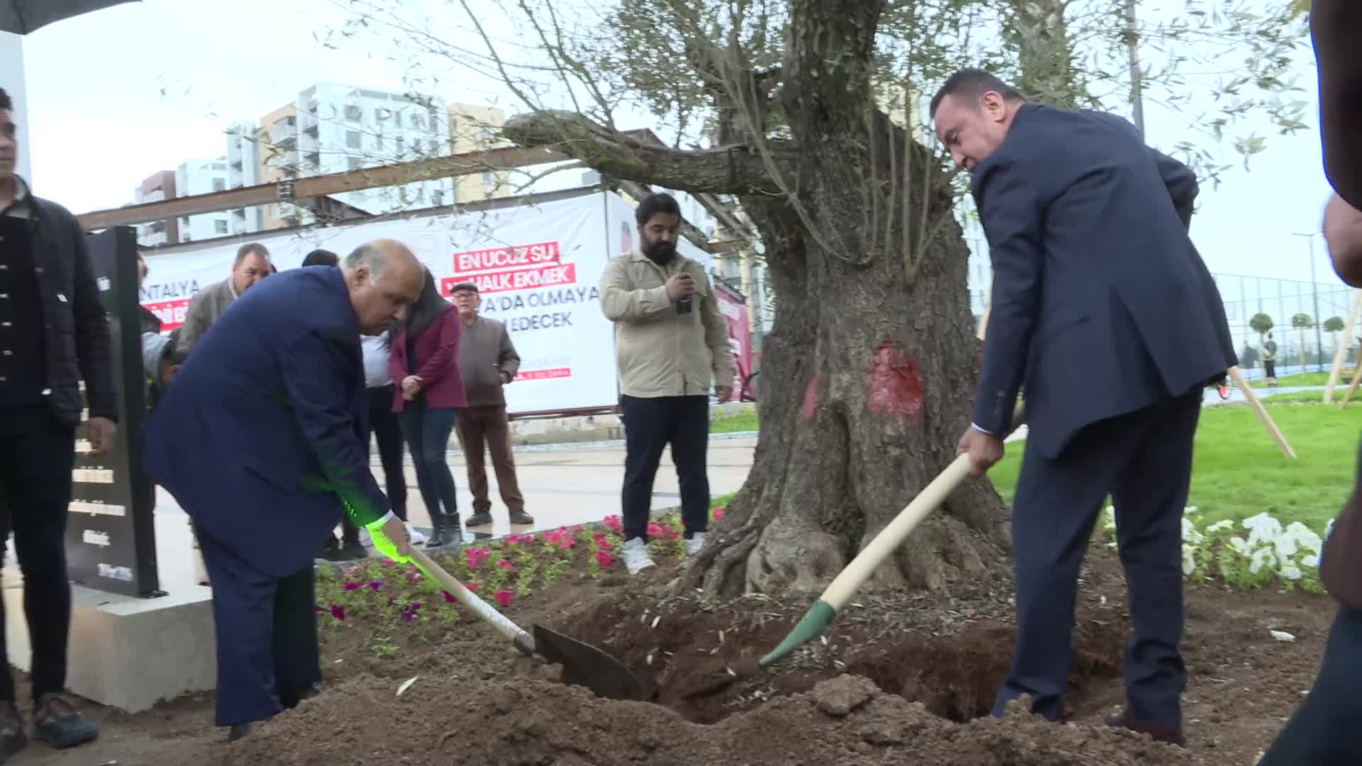 ANTALYA BÜYÜKŞEHİR BELEDİYE BAŞKANI BÖCEK, KAPALI PAZAR YERİ VE 100. YIL PARKI’NI HİZMETE AÇTI