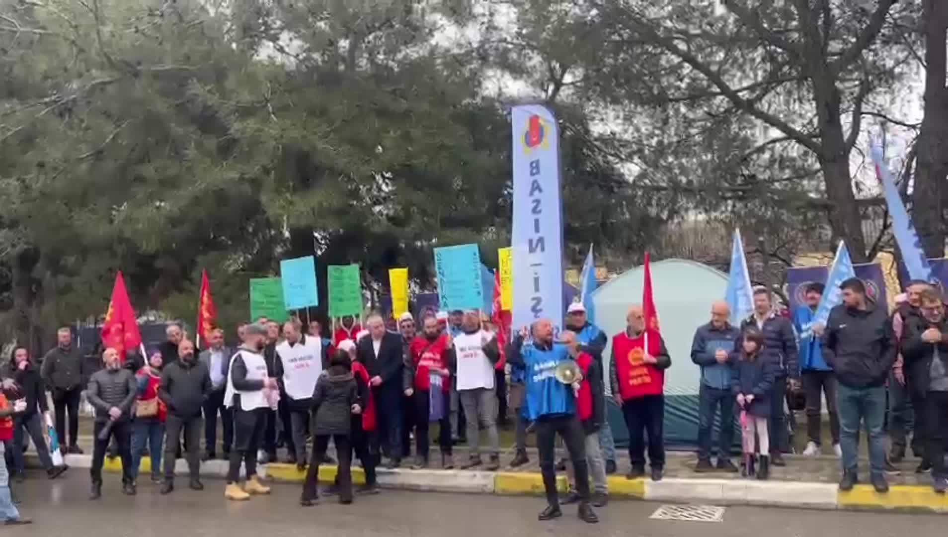 MANİSA’DA 2 YILDIR DİRENEN PİLENPAK İŞÇİLERİ GREVDE... “BU İŞİN DÖNÜŞÜ YOK. PİLENPAK İŞÇİSİ HAKKINI ALACAK, PİLENPAK İŞÇİSİ KAZANACAK”