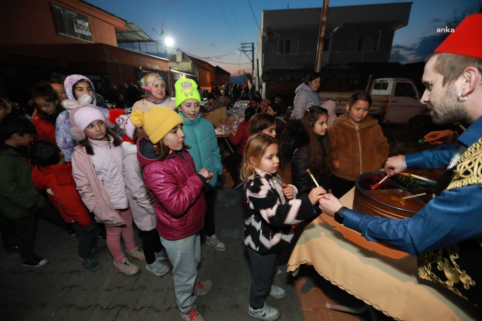 EFES SELÇUK’TAKİ DAYANIŞMA, İFTAR SOFRALARI İLE BÜYÜYOR