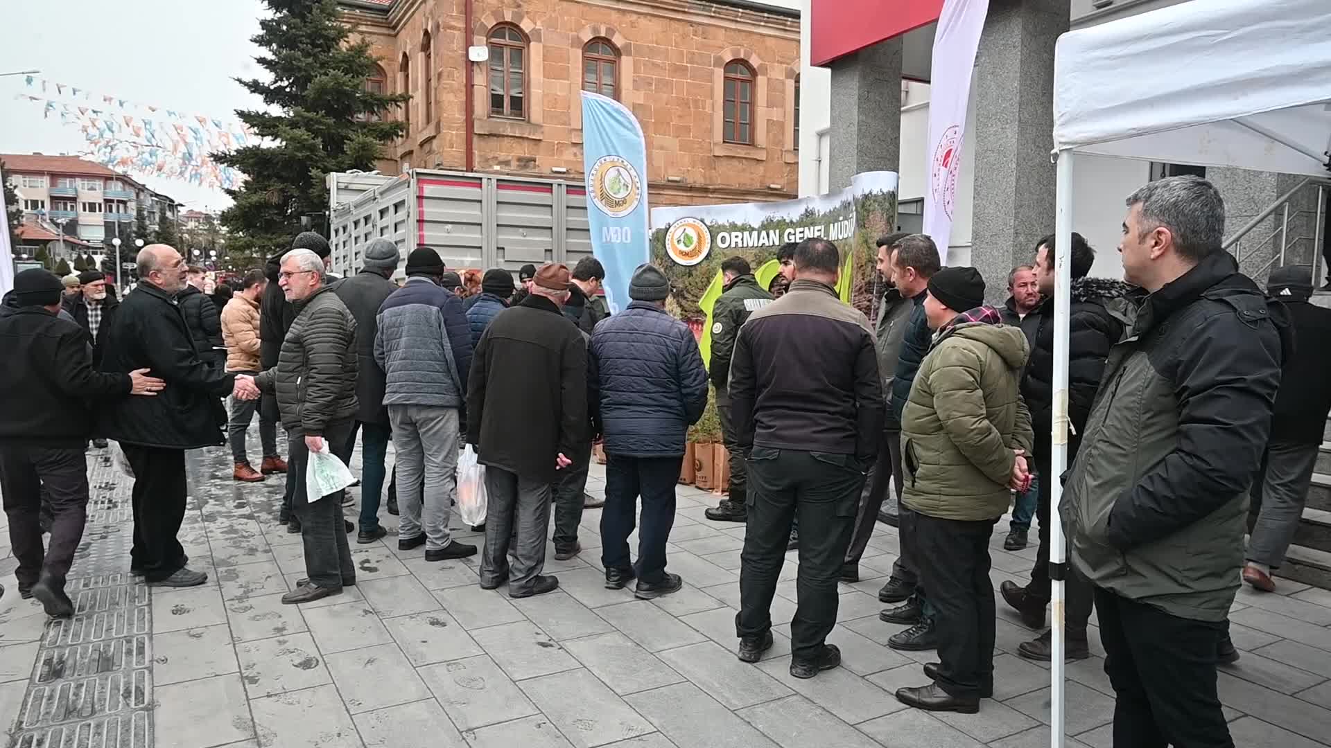 YOZGAT’TA ORMAN HAFTASI KAPSAMINDA ÜCRETSİZ ÇAM FİDANI DAĞITILDI