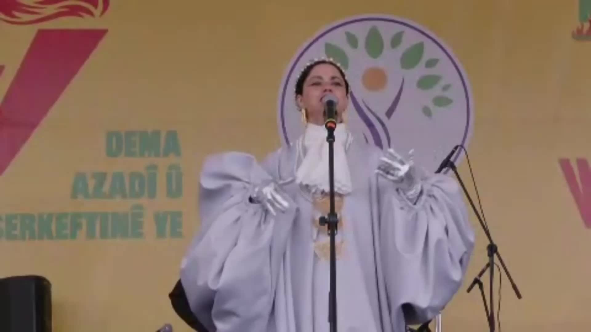 DİYARBAKIR NEVRUZ KUTLAMALARINDA LEYLA ZANA VE TUNCER BAKIRHAN'DAN BARIŞ VE ÇÖZÜM SÜRECİ ÇAĞRISI