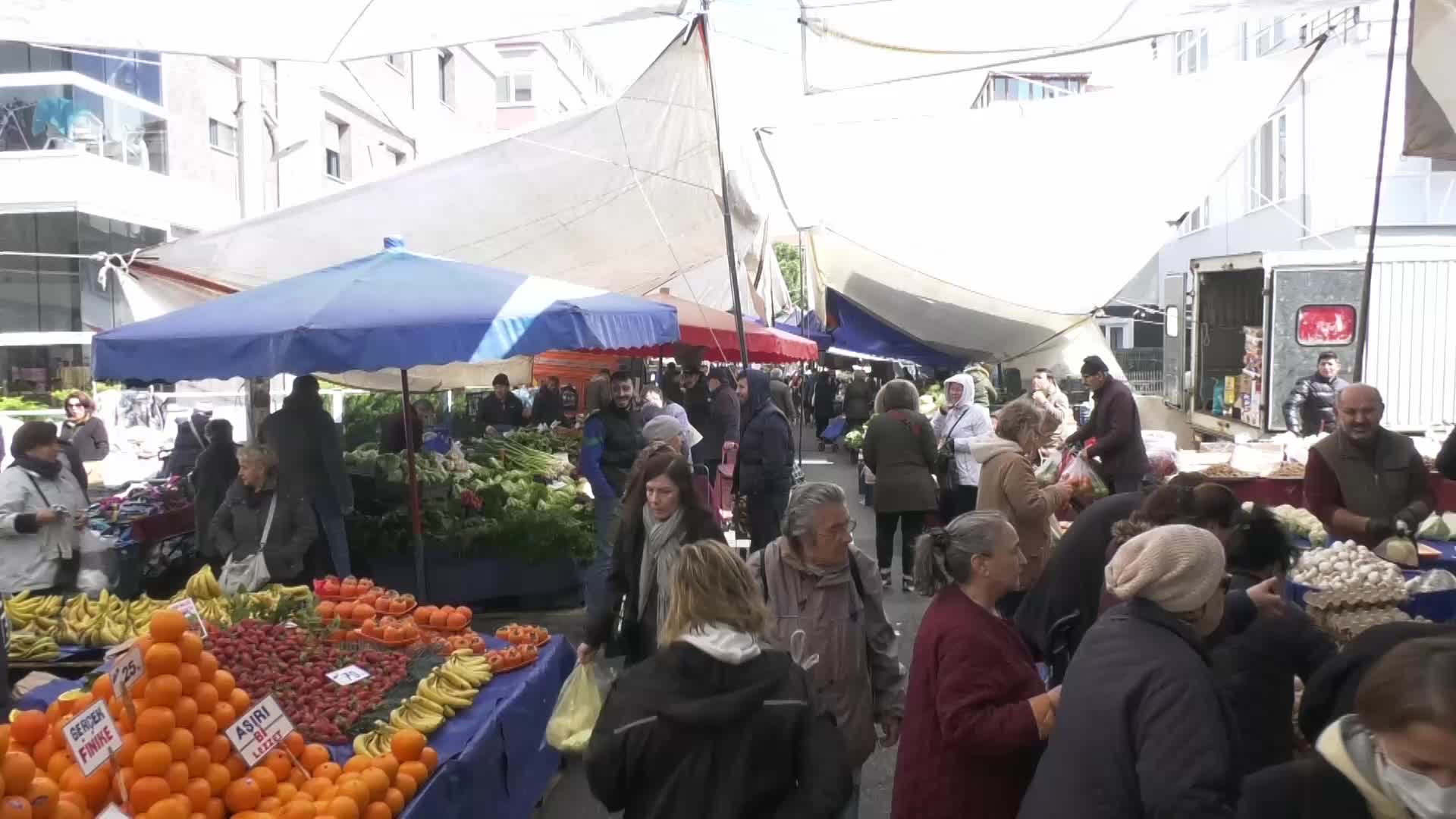 PAZARDA FERYAT VAR: ÖLÜME TERK EDİLMİŞ DURUMDAYIZ, NÜFUS AZALSIN DİYE GALİBA, EMEKLİLERİ GÖRMEK İSTEMİYORLAR... NEREYE KADAR DİLENECEĞİZ? MARKETLERİN ÇÖPE ATTIKLARINI GÖTÜRÜP YİYORUM... SARAYLARDA OTURUP ARKAYI GÖRMÜYORLAR