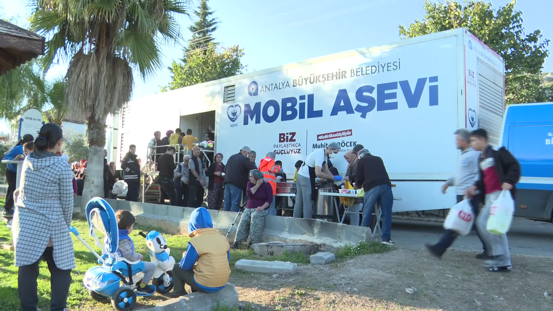 ANTALYA BÜYÜKŞEHİR, MOBİL AŞEVİ TIR'I İLE İFTAR ÖNCESİ SICAK YEMEK DAĞITIMINI SÜRDÜRÜYOR