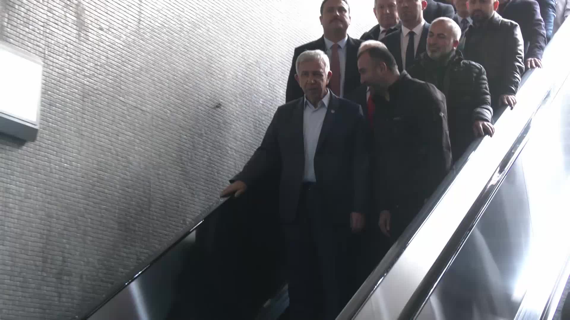 MANSUR YAVAŞ, KIZILAY'DA METRO VE SOYSAL PASAJI ESNAFINI ZİYARET ETTİ