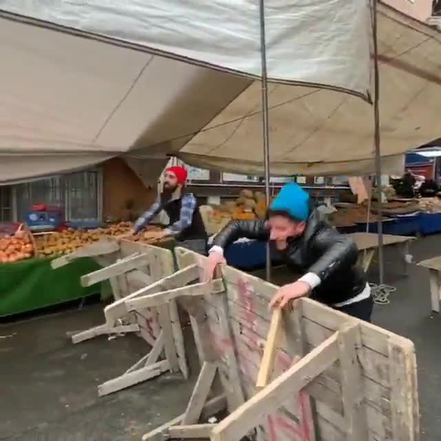 PAZARCILAR MÜŞTERİ OLMAYINCA KENDİ ARALARINDA SURVİVOR YAPTILAR