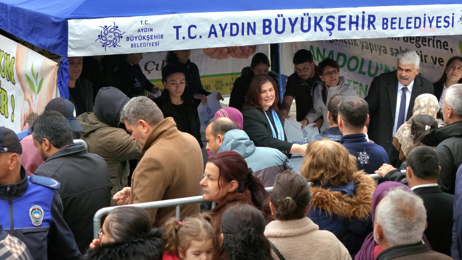 ÖZLEM ÇERÇİOĞLU'NDAN BUHARKENT’TE FİDE DAĞITIMI