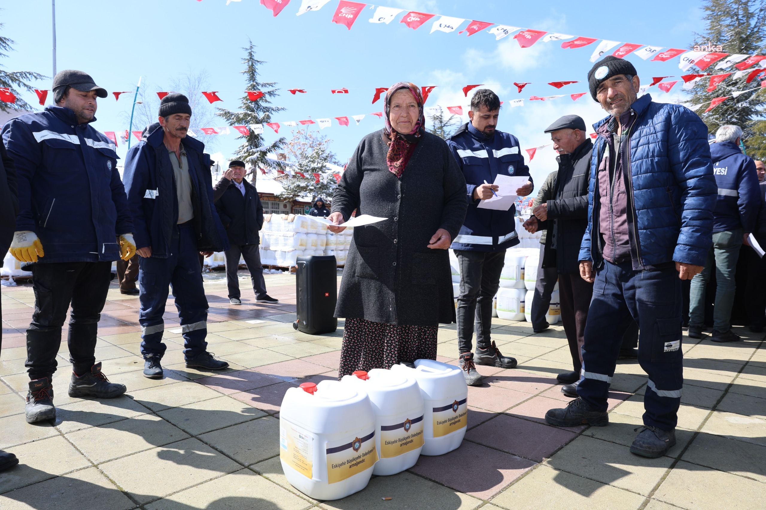 ESKİŞEHİR BÜYÜKŞEHİR'DEN HAN ÇİFTÇİSİNE SIVI GÜBRE DESTEĞİ