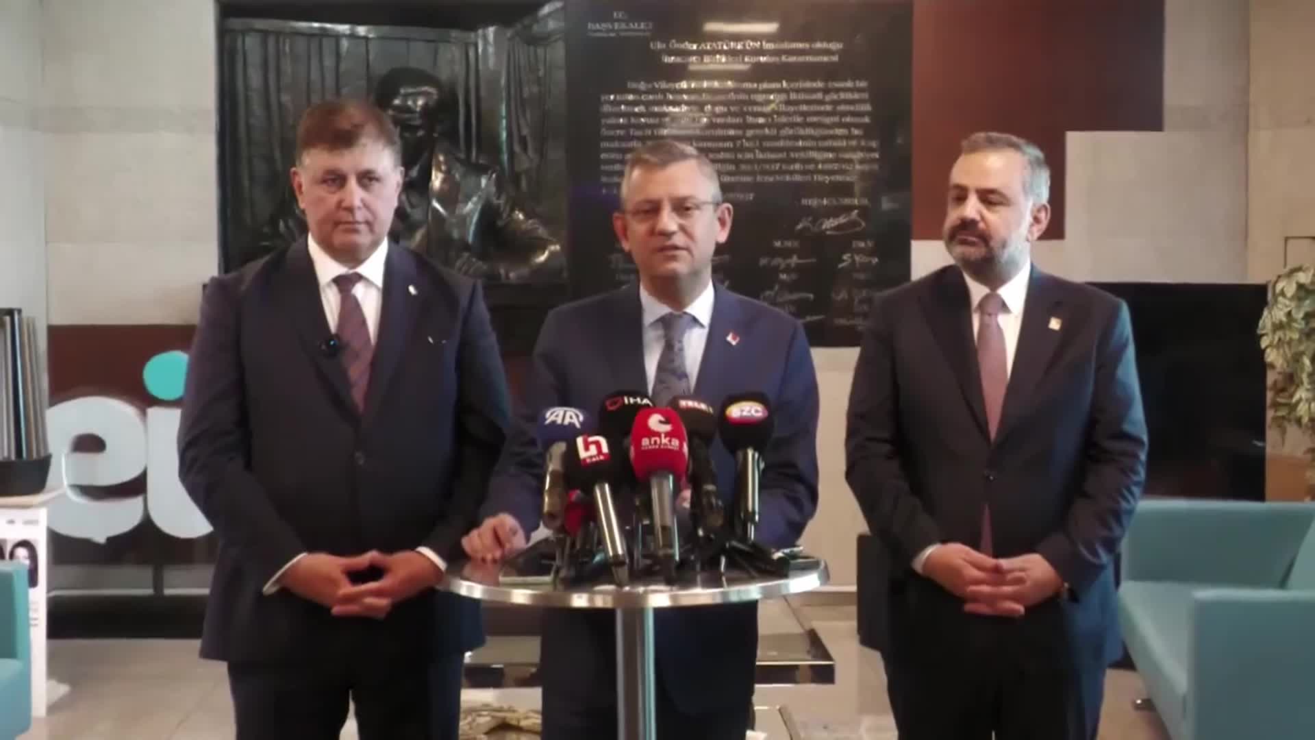 CHP LİDERİ ÖZGÜR ÖZEL’DEN HAMZA DAĞ’A: “BEN PANİK HALİNDE ROZETİMİ Mİ ÇIKARMIŞIM? ROZETİMDEN Mİ UTANMIŞIM?”