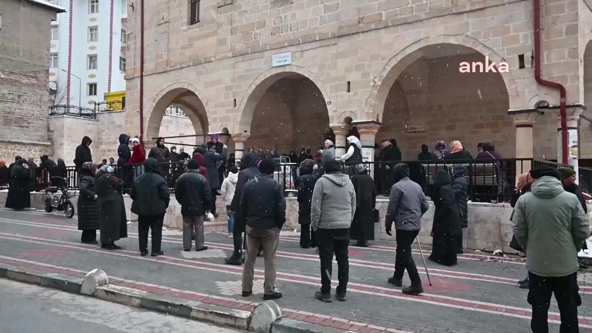 YOZGAT’TA RAMAZAN YARDIMI OLARAK DAĞITILAN SEBZE POŞETİNİ ALABİLMEK İÇİN VATANDAŞLAR SAATLERCE BEKLEDİ