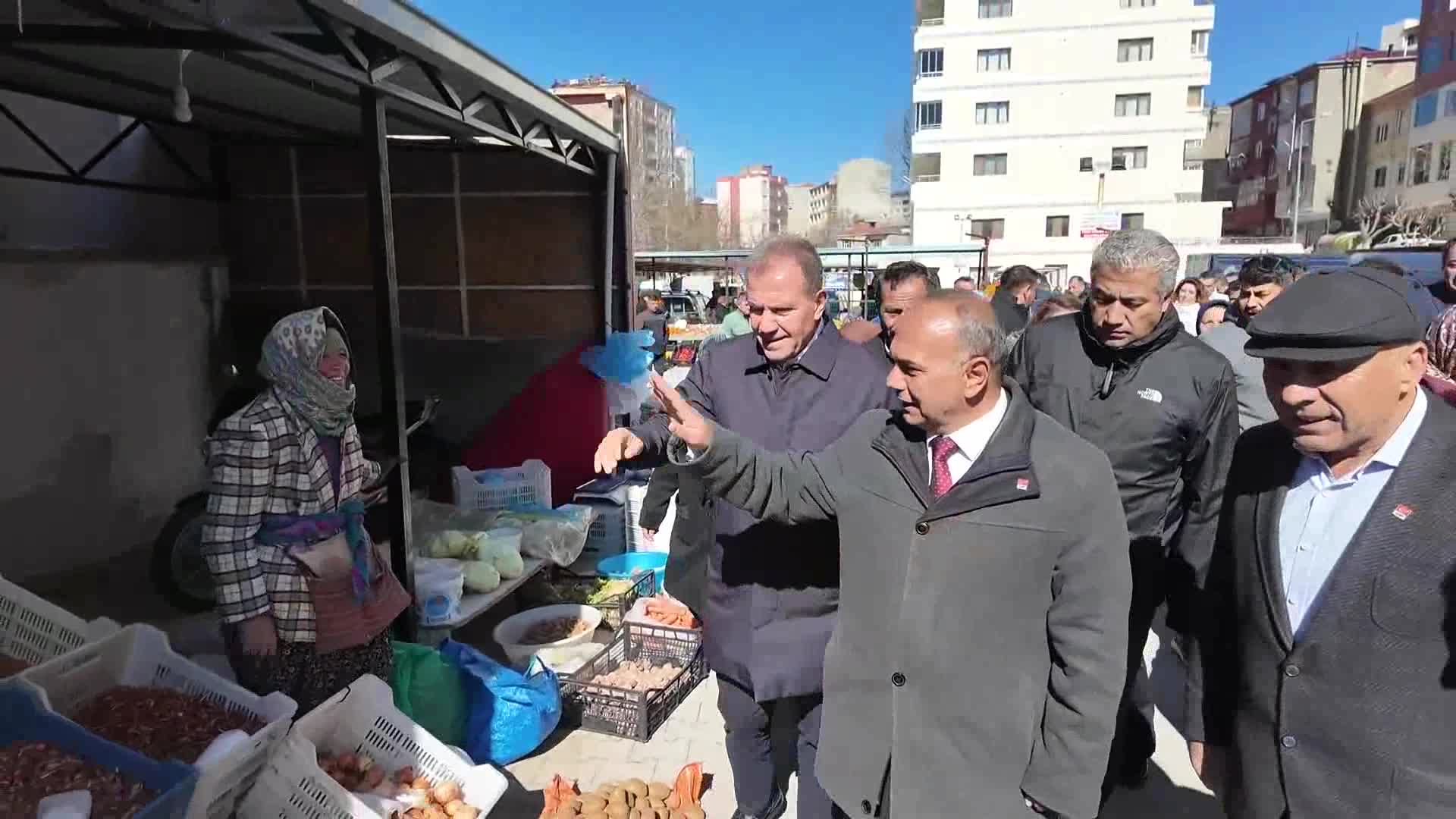 VAHAP SEÇER, GÜLNAR’DA YURTTAŞLARLA BULUŞTU