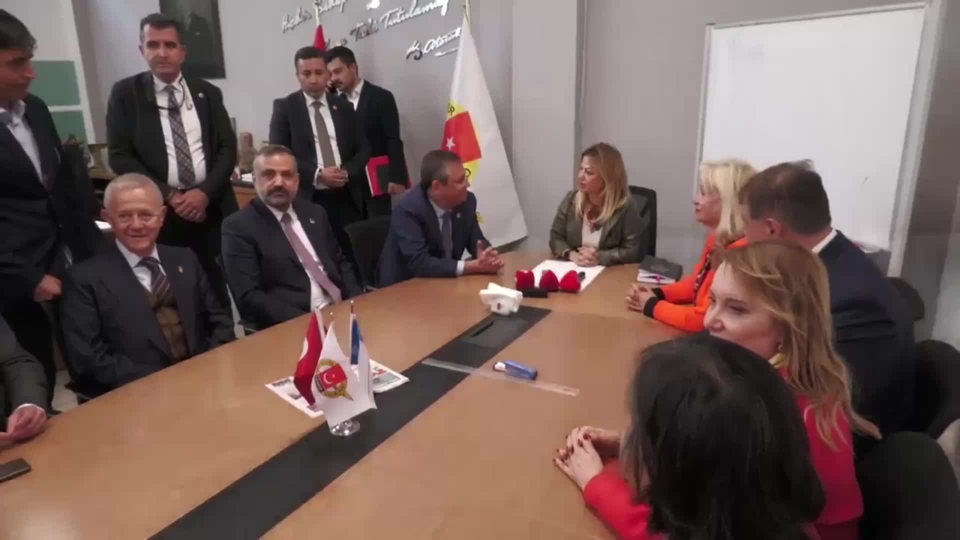 ÖZGÜR ÖZEL:  "İZMİR'İN MALI İZMİR'İNDİR. 31 MART’TAN SONRA DA CEMAAT VE TARİKATLARI İZMİR’E SOKMAYACAĞIZ"