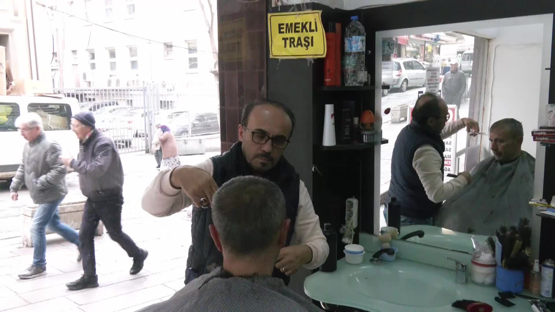 GEÇİM SIKINTISI ÇEKEN EMEKLİLERE "TIRAŞ İNDİRİMİ" YAPAN ANKARALI BERBER ÇABUK: "MAAŞLARIYLA GEÇİNEMİYORLAR. 50 LİRAYI VERMEKTE BİLE ZORLANIYORLAR"