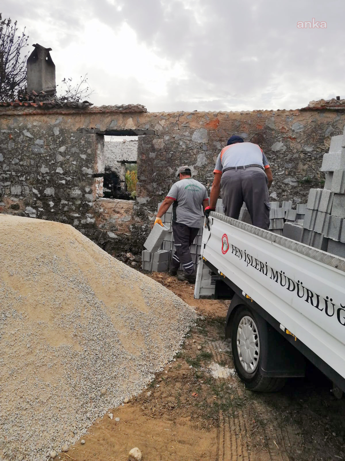 MENTEŞE BELEDİYESİ, EVİ YANAN AİLENİN YARALARINI SARIYOR