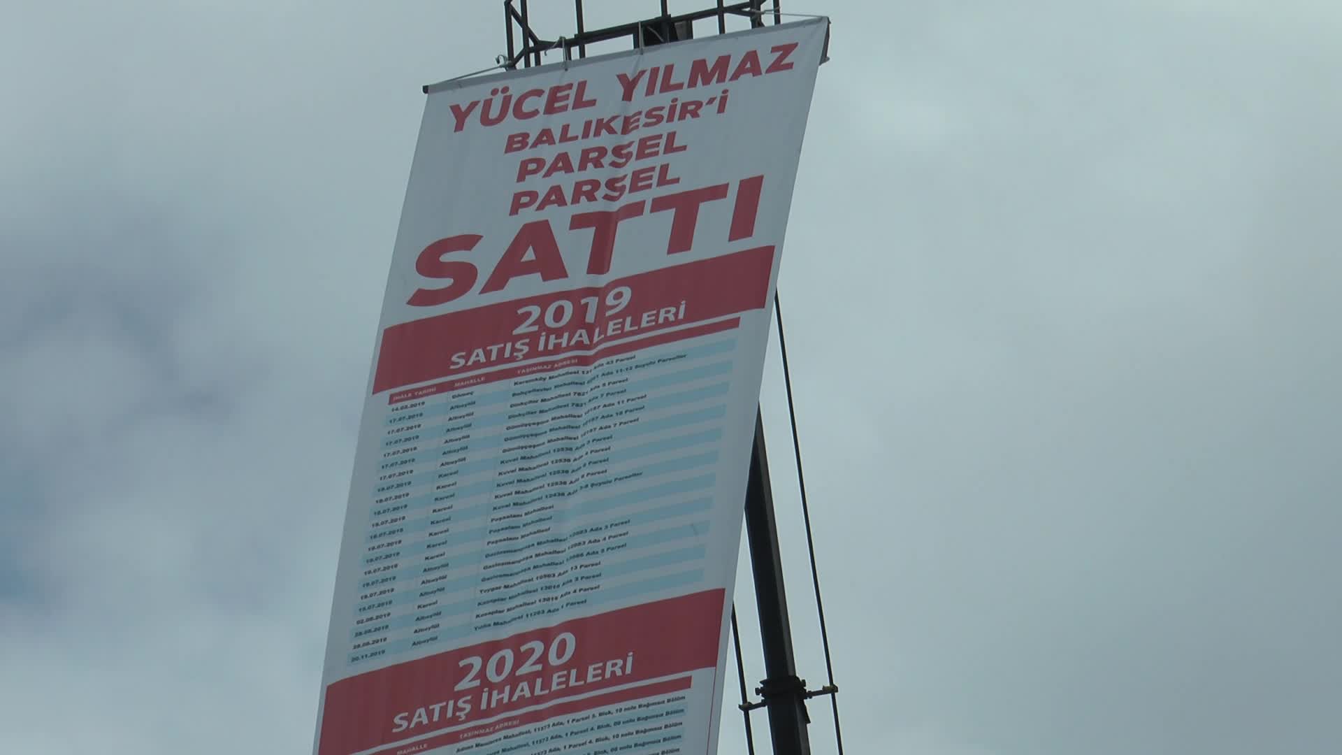 CHP BALIKESİR İL BAŞKANLIĞI, AKP YÖNETİMİNDEKİ BÜYÜKŞEHİR BELEDİYESİNİN SATTIĞI ARAZİLERİN YER ALDIĞI PANKARTI ALİ HİKMET PAŞA MEYDANI'NA ASTI